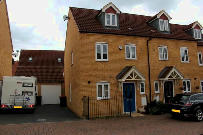 3 Bedroom Semi-Detached House To Rent In Ribston Close, Woodlands Park, MK41