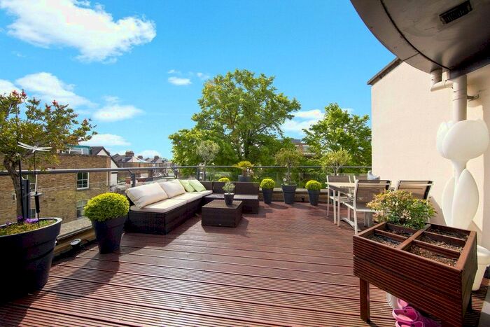 3 Bedroom Flat To Rent In Highgate Road, Kentish Town, London, NW5