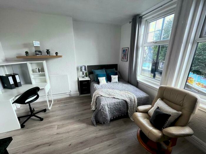 Studio To Rent In Flat - Regent Park Ave, LS6