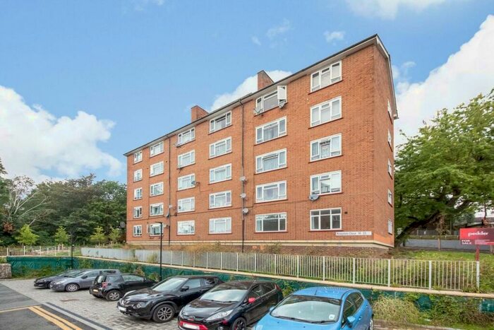 2 Bedroom Apartment To Rent In Knapdale Close, Forest Hill, London, SE23