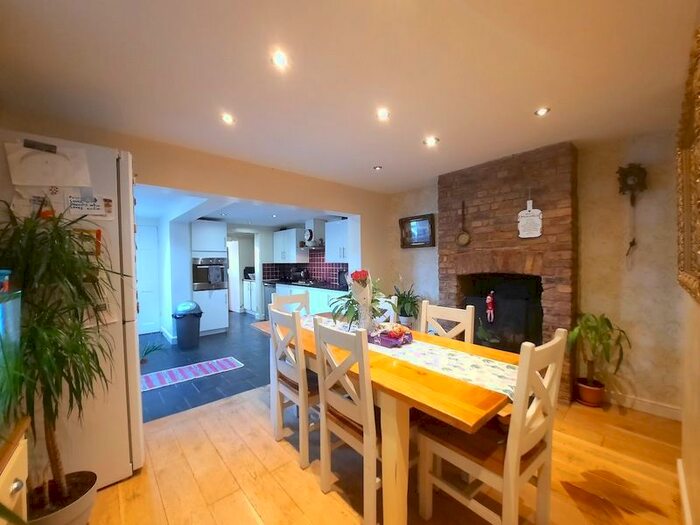 4 Bedroom Semidetached House For Sale In New Road, Bedfont, Feltham, TW14