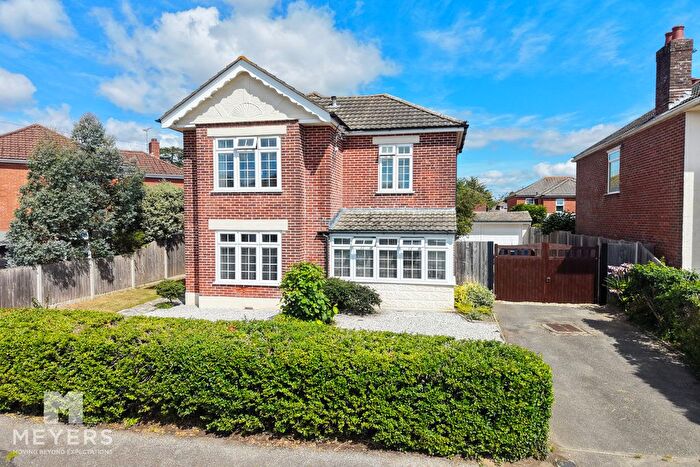 5 Bedroom Detached House For Sale In Avon Road West, Christchurch, BH23