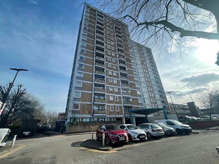 3 Bedroom Flat To Rent In Twyford House, Seven Sisters, Tottenham, N15