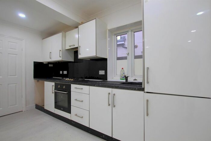 2 Bedroom Flat To Rent In The Greenway, Hounslow, TW4