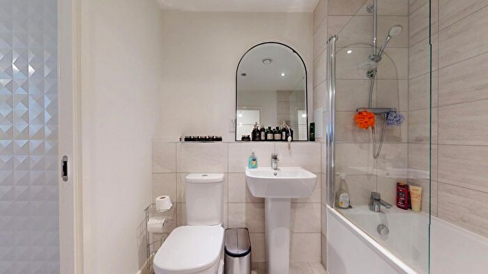 1 Bedroom Flat To Rent In Lakeside Drive, London, NW10