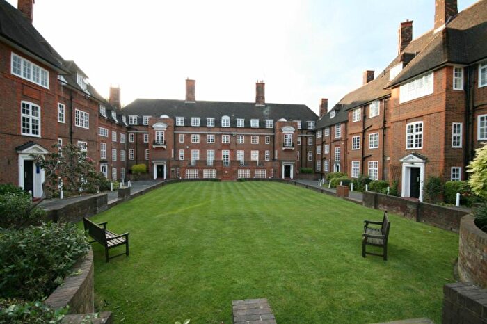 3 Bedroom Apartment To Rent In Heathcroft, Hampstead Way, London, NW11
