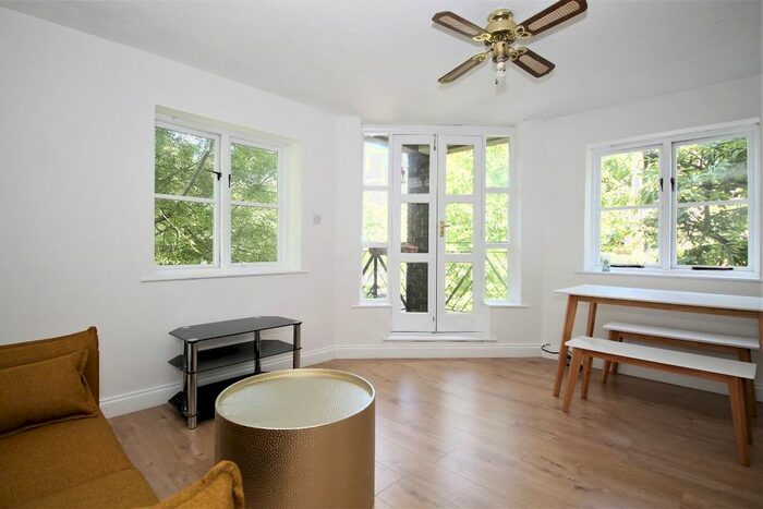 2 Bedroom Flat To Rent In Brunswick Quay, Surrey Quays, SE16