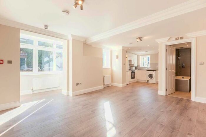 1 Bedroom Flat To Rent In Churston Close, London, SW2