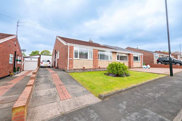 3 Bedroom Semi-Detached Bungalow For Sale In Sevenoaks Drive, Hastings Hill, Sunderland, SR4