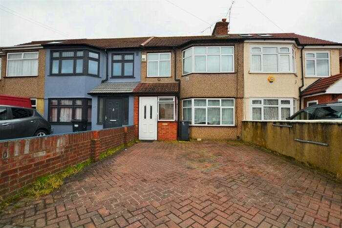 4 Bedroom Semi-Detached House To Rent In Basildene Road, Hounslow, TW4
