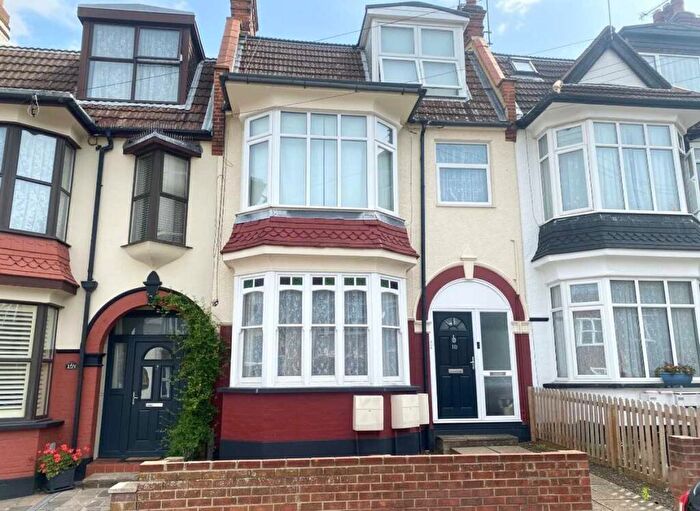 1 Bedroom Apartment To Rent In Oakleigh Park Drive, Leigh On Sea, SS9