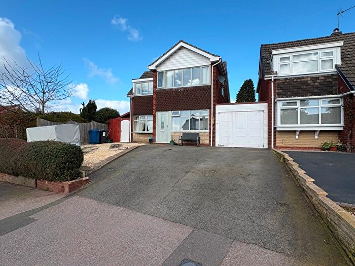 4 Bedroom Link Detached House For Sale In Leafenden Avenue, Burntwood, WS7