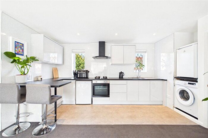 1 Bedroom Apartment For Sale In Ashmere Close, Calcot, Reading, Berkshire, RG31