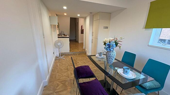 2 Bedroom Flat To Rent In Langtry Road, London, NW8