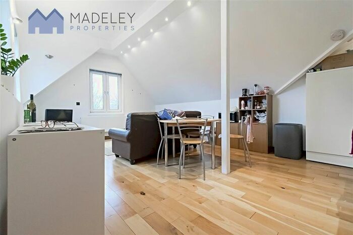 3 Bedroom Flat To Rent In Gordon Road, London, W5