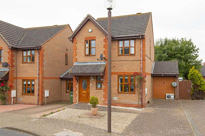 3 Bedroom Detached House To Rent In Benacre Croft, Tattenhoe, MK4