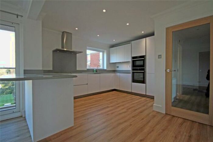 2 Bedroom Apartment To Rent In Grosvenor Drive Maidenhead Berkshire, SL6