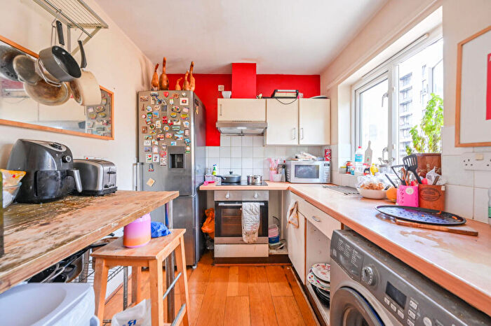 3 Bedroom Maisonette For Sale In Wharf View Court, Tower Hamlets, London, E14