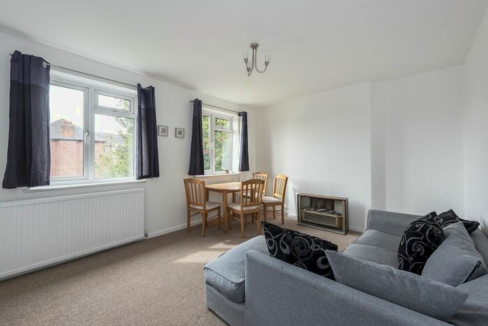 2 Bedroom Flat To Rent In Friern Park, London, N12