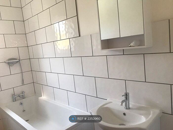 2 Bedroom End Of Terrace House To Rent In George Street, Wakefield, WF4