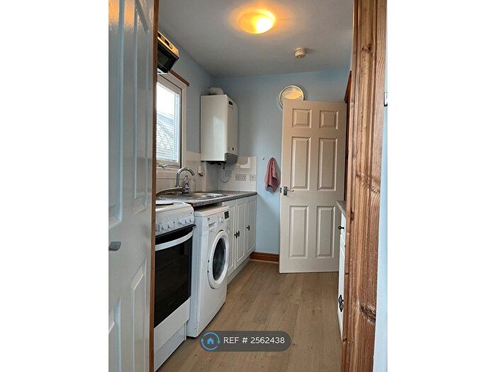 2 Bedroom Bungalow To Rent In Twyniago, Swansea, SA4