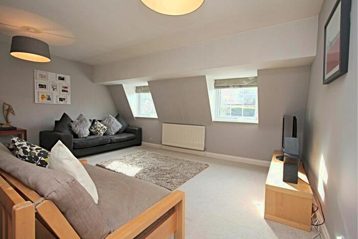 2 Bedroom Flat To Rent In High Street, Chalfont St. Peter, Gerrards Cross, SL9