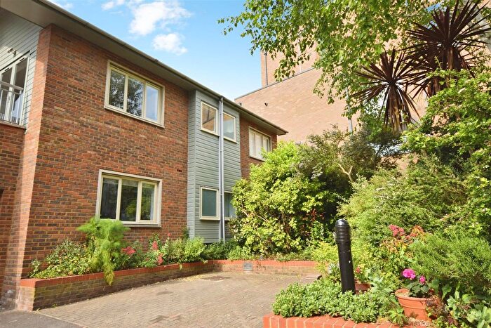 1 Bedroom Flat For Sale In Thames Row, Kew Bridge Road, TW8