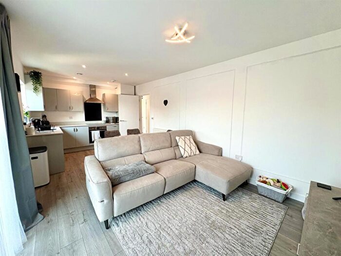 2 Bedroom Apartment For Sale In The Courtyard, Rayleigh, SS6