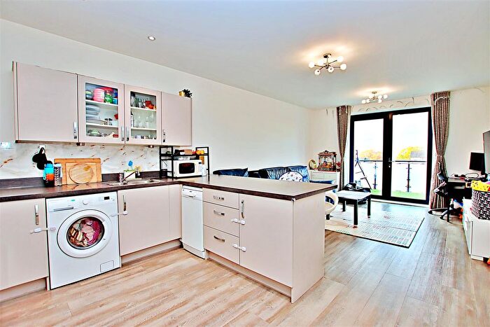 2 Bedroom Flat For Sale In Horizon Place, Studio Way, Borehamwood, WD6
