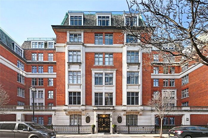 2 Bedroom Flat To Rent In Hallam Street, Marylebone, London, W1W