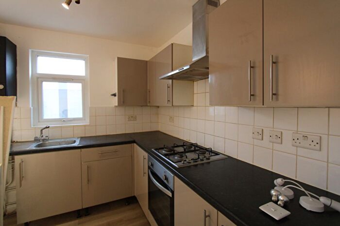 3 Bedroom Flat To Rent In Woodside Green, London, SE25