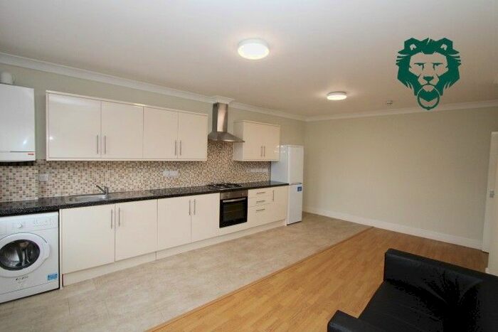 2 Bedroom Flat To Rent In Bethnal Green Road, London E2