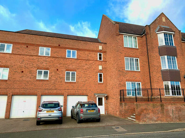 2 Bedroom Flat To Rent In Farnborough Drive, Daventry, Northants, NN11 8al.