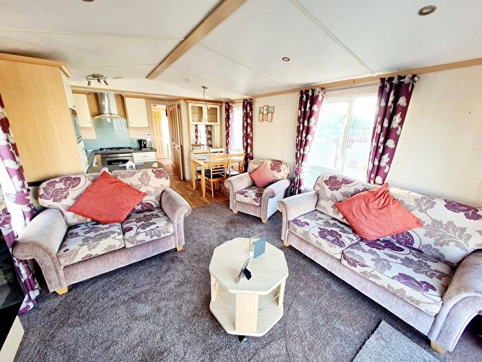 3 Bedroom Mobile/park Home For Sale In Beach Road, St. Osyth, Clacton-On-Sea, CO16