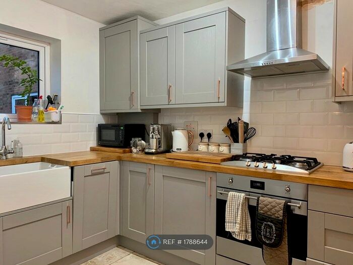 2 Bedroom Flat To Rent In Clarendon Court, Harpenden, AL5