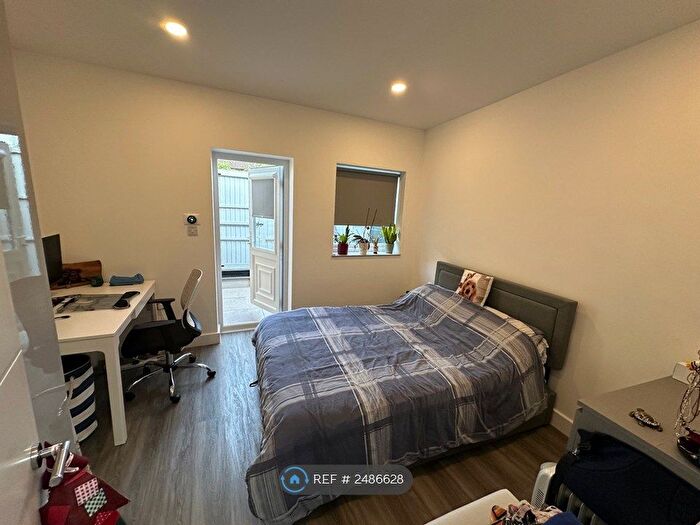 Studio To Rent In Dacre Gardens, Borehamwood, WD6