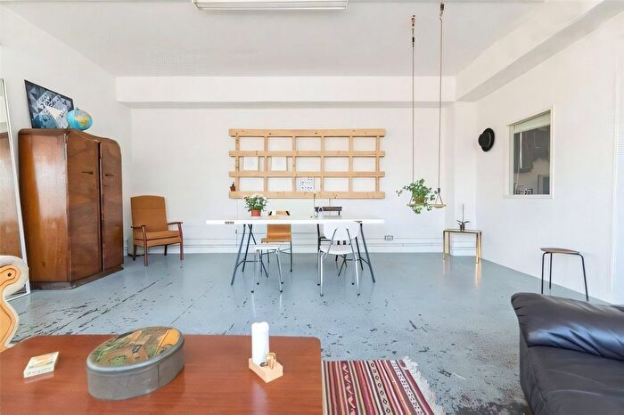 3 Bedroom Flat To Rent In Greenfield Road, London, E1
