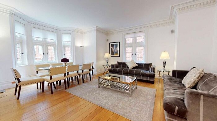 3 Bedroom Flat To Rent In Kensington Court, Kensington, W8