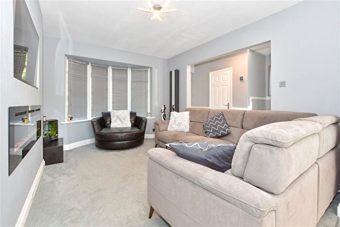 3 Bedroom End Of Terrace House For Sale In Willington Street, Maidstone, Kent, ME15