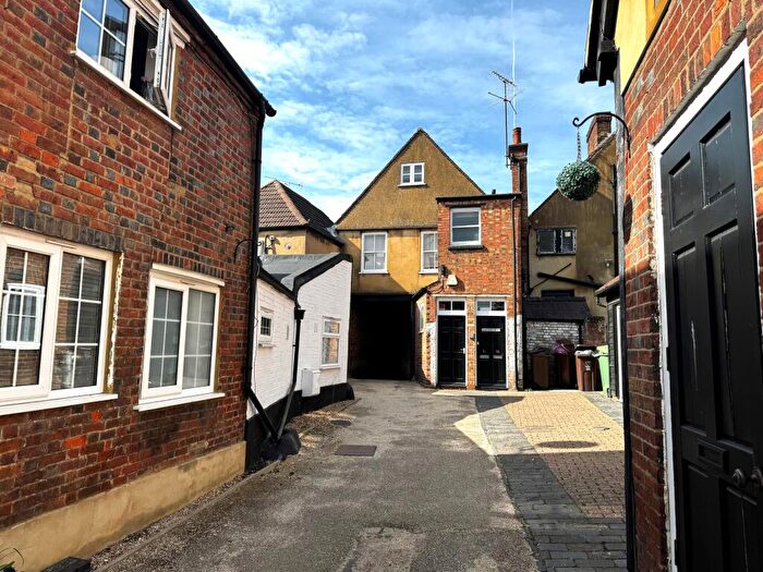 1 Bedroom Flat To Rent In Holywell Hill, St Albans, Hertfordshire, AL1