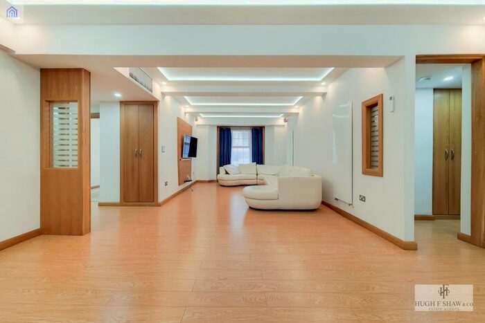 3 Bedroom Flat To Rent In Berkeley Court, Glentworth Street, London, NW1