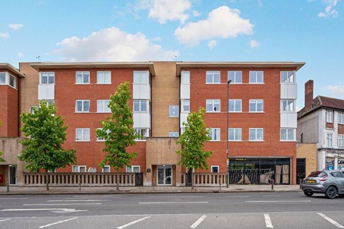 3 Bedroom Flat To Rent In Kingston Road, London, SW20