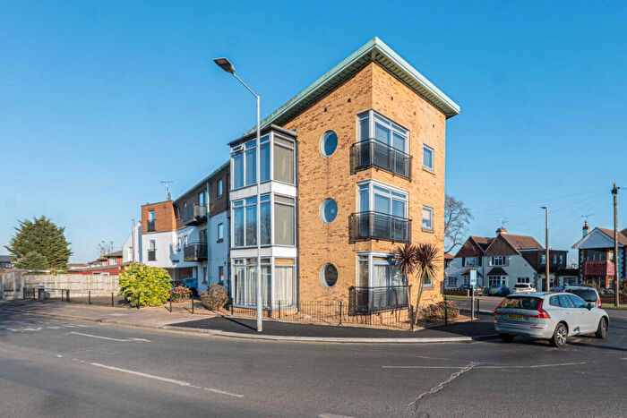 2 Bedroom Apartment For Sale In Eastwood Road North, Leigh-on-sea, SS9