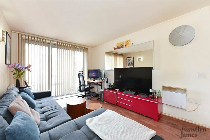 1 Bedroom Flat For Sale In Adriatic Building, Narrow Street, London, E14