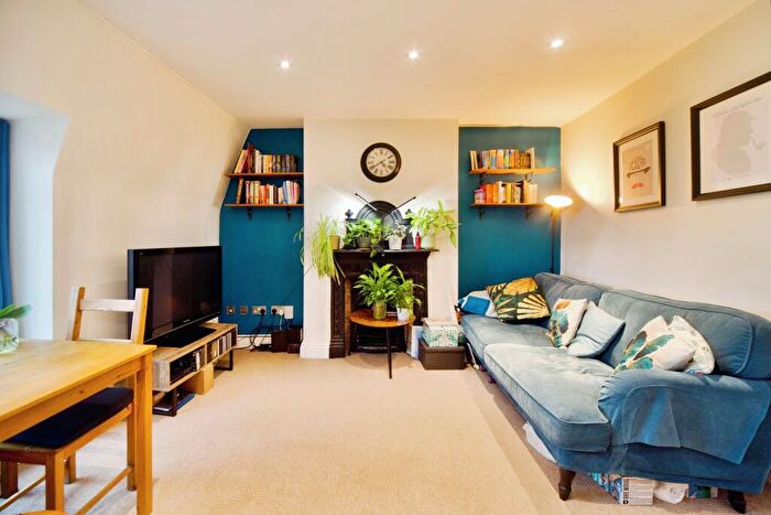 1 Bedroom Flat For Sale In Friern Barnet Road, London, London, N11