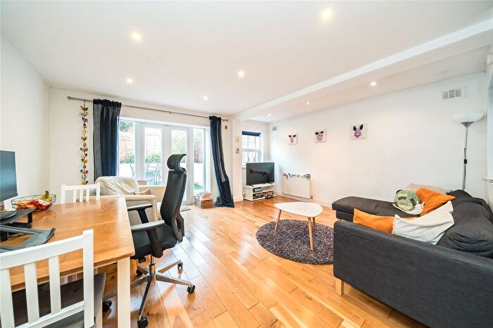 2 Bedroom Flat To Rent In Kingscourt Road, London, SW16