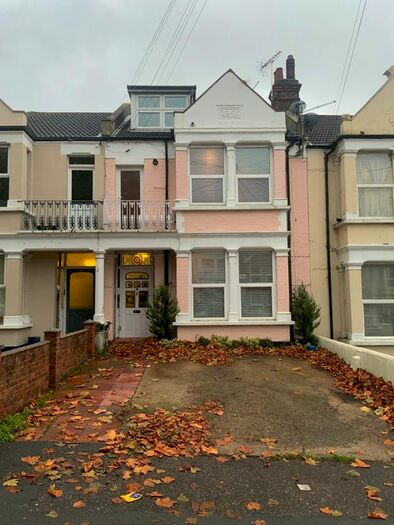 2 Bedroom Flat To Rent In Seaforth Road, Westcliff-On-Sea, Essex, SS0