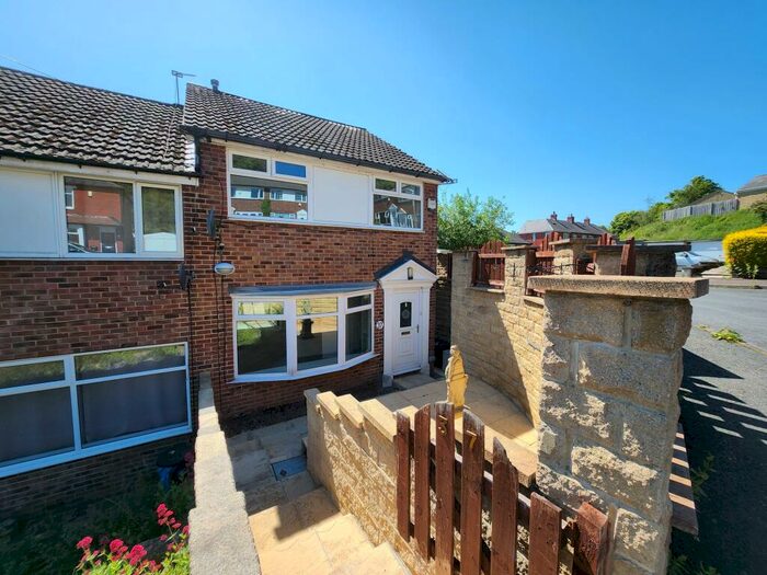 3 Bedroom End Of Terrace House To Rent In Crestfield Drive, Halifax, HX2