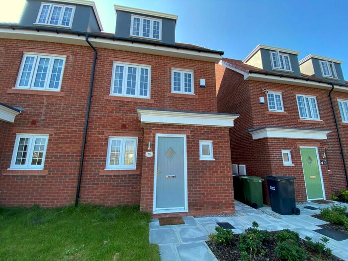 3 Bedroom Town House To Rent In Laurel Green Close, Worsley, M28