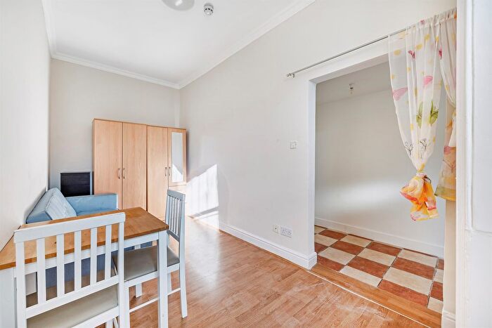 1 Bedroom Flat To Rent In West Cromwell Road, London, SW5